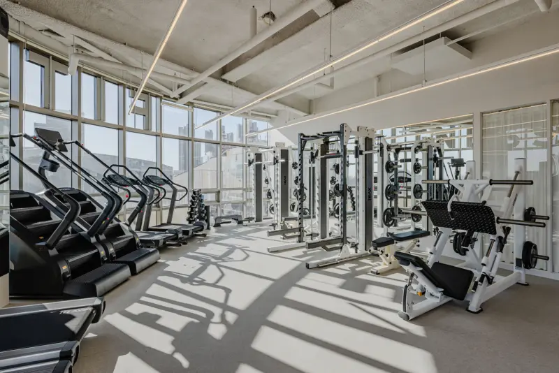 자연광 가득한 인더스트리얼 웨이트 트레이닝존